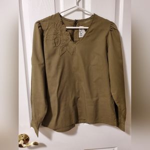 🔴 Long sleeve olive blouse with floral embroidery and buttons at back